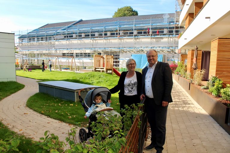 Zwischen den neuen Gebäuden und dem adaptierten ehemaligen Fensterbau-Objekt (im Hintergrund) entstand eine einzigartige Begegnungszone für Generationen.