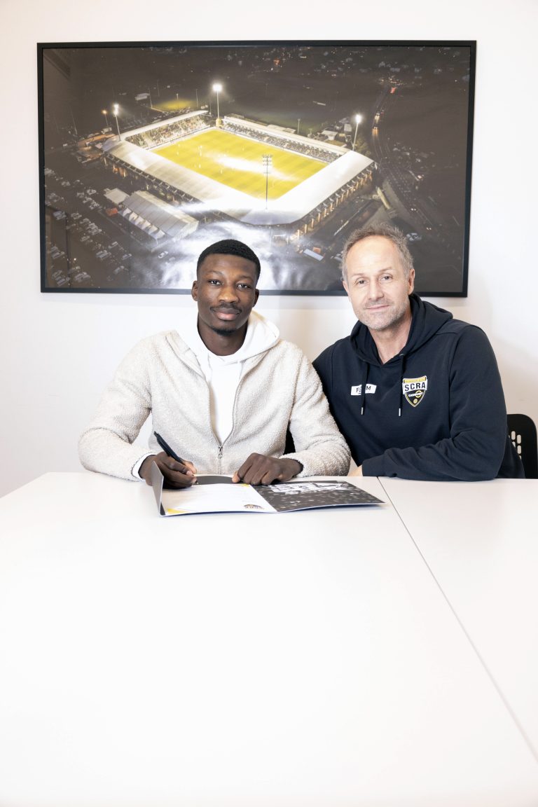 Roland Kirchler, Altachs Sportdirektor, zusammen mit seinem Neuen, Ousmane Diawara, bei der Vertragsunterzeichnung. <span class="copyright">SCRA</span>