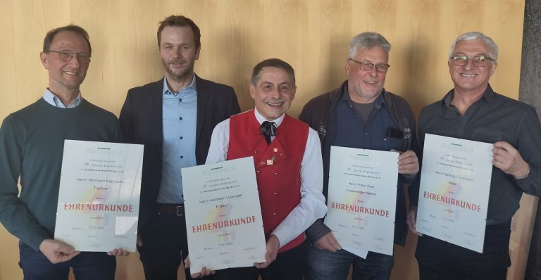 Für jeweils 45 Jahre Vereinsmitgliedschaft konnten gleich vier Handwerker geehrt werden. Im Bild von links: Hermann Kappaurer, Obmann Batlogg, Hermann Lipburger, Peter Ratz und Hartwig Feuerstein.