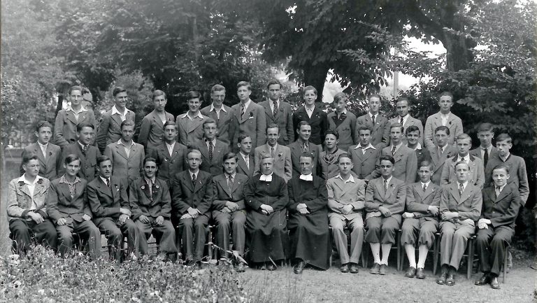 Der zweite Jahrgang an der „Katholischen Lehrerbildungsanstalt“ Feldkirch, 1936/37.  Albert Schelling in der ersten Reihe, fünfter von rechts. 