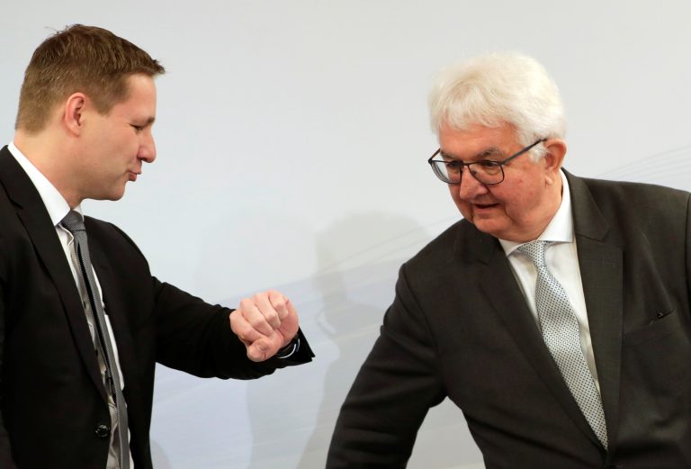 Robert Holzmann (r.), Gouverneur der Nationalbank, und sein Vize Gottfried Haber (l.) informierten den Finanzausschuss des Nationalrates unter anderem über die Auswirkungen der KIM-Verordnung.<span class="copyright"> Reuters/Leonhard Foeger</span>