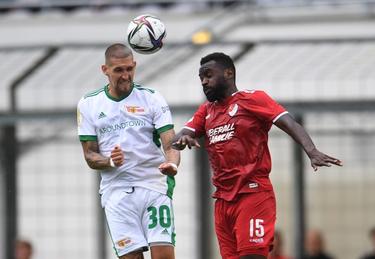 Paterson Chato (r.) im DFB-Pokal gegen den deutschen Nationalspieler Robert Andrich (damals Union Berlin). <span class="copyright">Reuters</span>