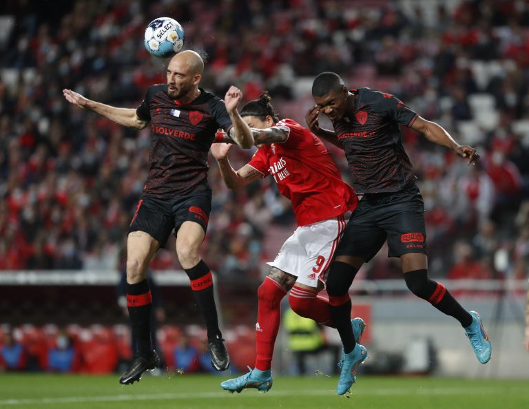 Für CD Santa Clara hielt Kennedy Boateng (r.) in insgesamt 52 Erstligaspielen in Portugal den Kopf hin, duellierte sich u.a. mit Benficas Darwin Nunez, heute Star des FC Liverpool.<span class="copyright">reuters</span>