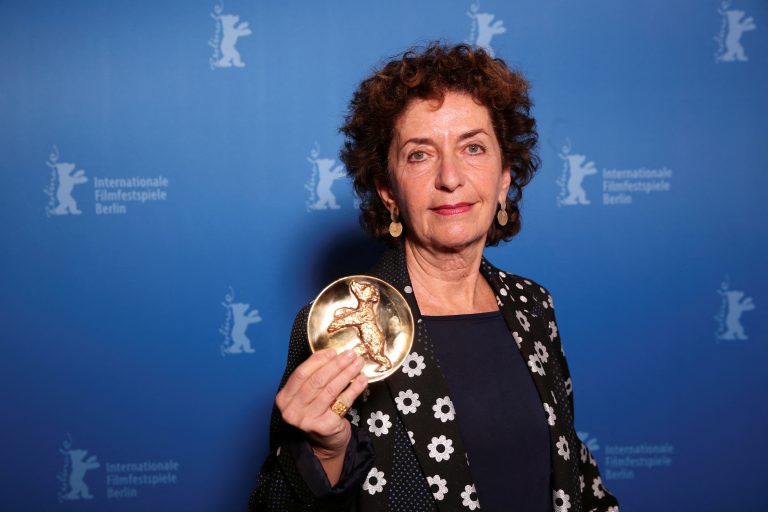 Die österreichische Filmemacherin Ruth Beckermann posiert nach der Preisverleihung der 72. Berlinale mit dem "Encounters Award for Best Film" für ihren Film "Mutzenbacher". <span class="copyright">Ronny Hartmann/Pool via REUTERS</span>