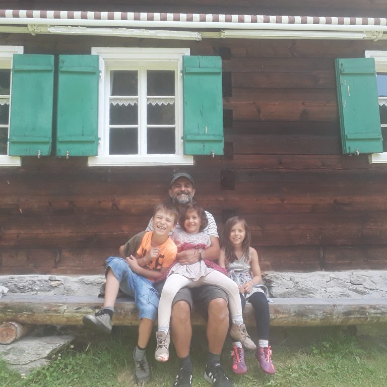 Philipp mit seinen jüngsten Kindern: Levin, Madlaina und Andrina.