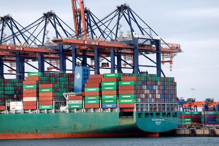In den für Vorarlbergs Exporte wichtigen Häfen (Bild Rotterdam) staut es sich – wenn denn die Waren überhaupt dorthin geliefert werden können. <span class="copyright">Reuters</span>