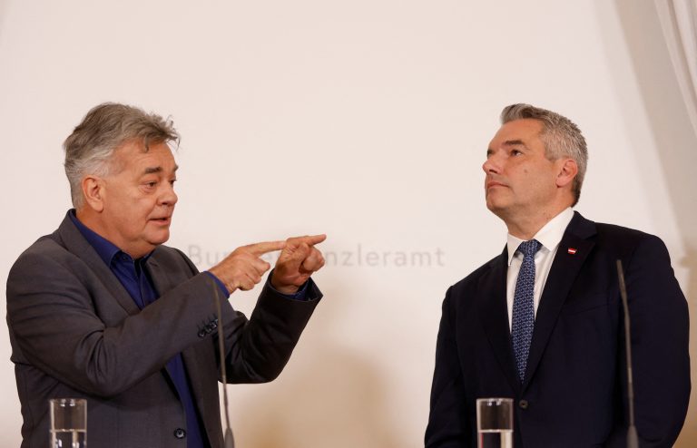 Karl Nehammer (r.) betont im Interview die vertrauensvolle Zusammenarbeit mit dem Koalitionspartner und damit mit Vizekanzler Werner Kogler von den Grünen (l.). <span class="copyright">Reuters/Leonhard Foeger</span>