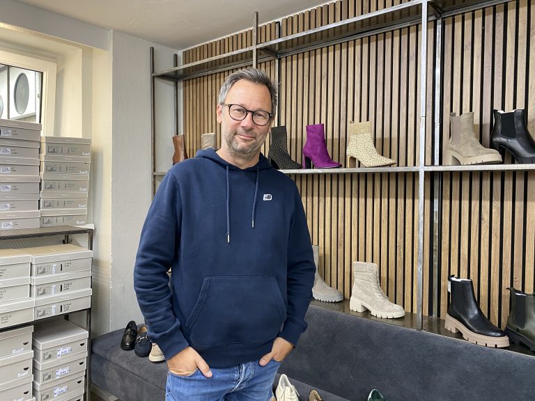Robert Vögel, in seinem Hauptberuf als Geschäftsführer des Familienbetriebs Schuhhaus Vögel in der Bregenzer Kaiserstraße tätig, leitet das Unternehmen seit 1996 in dritter Generation.<span class="copyright"> VOL.at/MAYER</span>