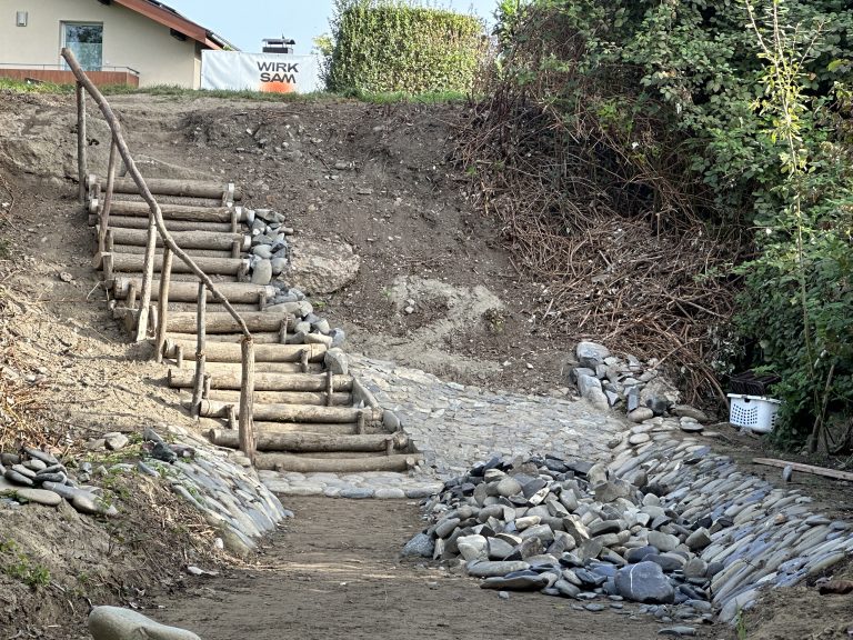 Der syrische Flüchtling errichtete eigenständig am beliebten Achweg in Bregenz Treppen, Geländer und eine Mauer.