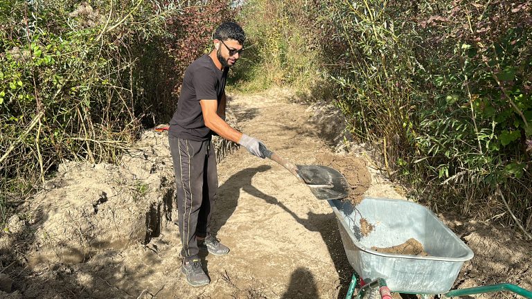 Zaher hatte den beliebten Achweg in Bregenz eigenhändig umgestaltet, aber auf Anordnung der Bezirkshauptmannschaft wurde sein Werk nun mit Baggern zerstört.<span class="copyright"> Fotos: Vol.at/MAYER</span>
