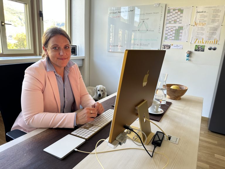 Margit Flecker, Direktorin der HAK in Feldkirch, wünscht sich einen fairen Wettbewerb der höheren Schulen untereinander. Die Bildungsdirektion soll das gewährleisten.  <span class="copyright">VOL/Mayer</span>