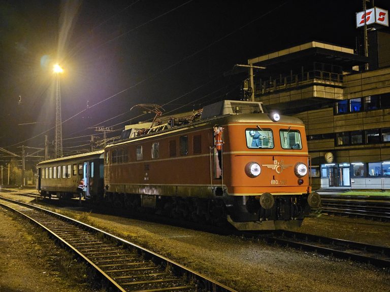 Bei der Einfahrt im Güterbahnhof Wolfurt: „Mit 30 Minuten Verspätung sind wir glücklich in Wolfurt angekommen. Die Lok hat die rund 800 Kilometer mit eigener Kraft zurückgelegt", berichtet Markus Rabanser. 