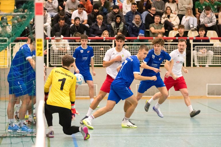 Die AKA-Spieler (in Blau) feierten gegen die Juniors aus Dornbirn einen 3:1-Auftaktsieg. <span class="copyright">VN-Stiplovsek</span>