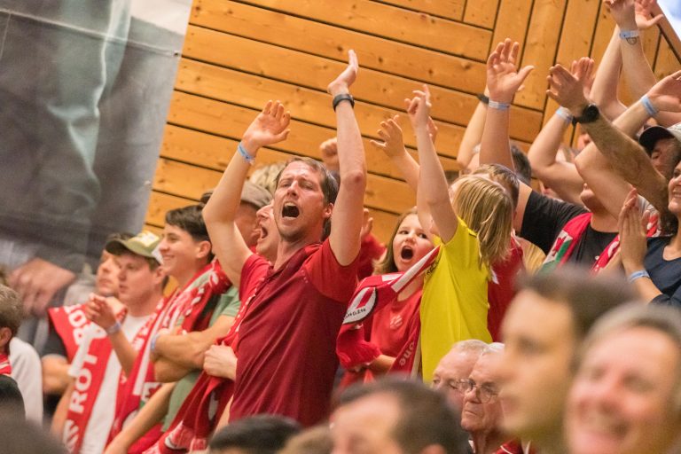 Langen-Fans als Stimmungskanonen. <span class="copyright">VN-Stiplovsek</span>