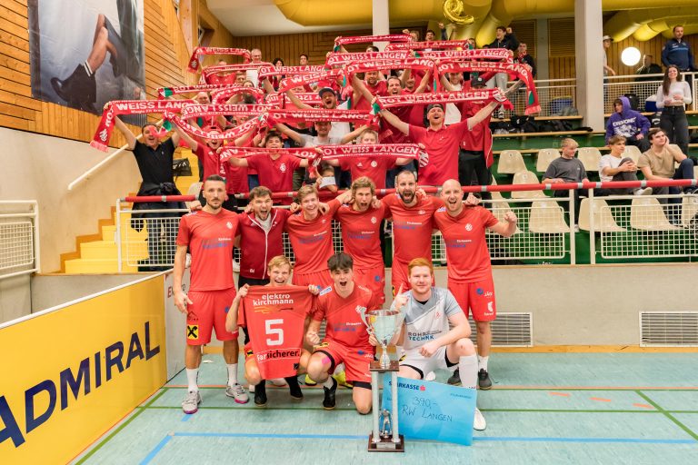 So feierten die Langen-Fans ihre Mannschaft. <span class="copyright">VN-Stiplovsek</span>