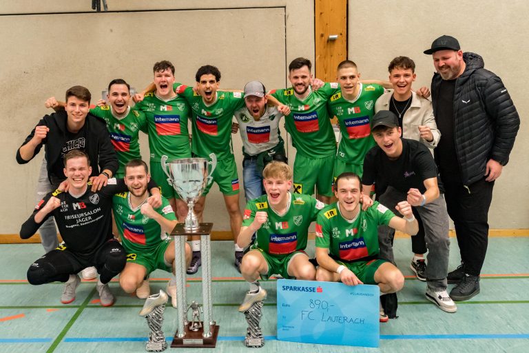 So jubelte Turniersieger intemann FC Lauterach, vorne von links: Lukas Kusche, Dominique Chiste, Pascal Dietrich, Emre Özberk, Andrej Gavric. Hinten von links: Andre Wiedl, Talip Karaaslan, Fabio Erath, Magid Suleiman, "Edelfan" Manuel Gmeiner, Danijel Gasovic, Markus Siller, Leon Jussel und Sportchef Thomas Bayr <span class="copyright">VN-Stiplovsek</span>