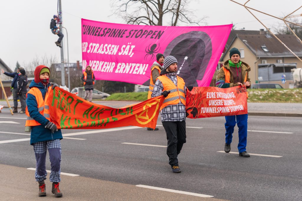Klimaschützer fordern den Baustopp der Tunnelspinne