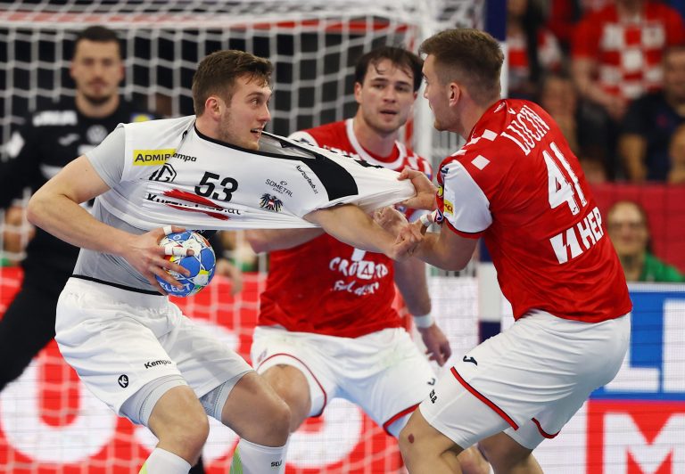 Mykola Bilyk wurde zum Man of the Match gewählt, sein Dress gab er trotzdem nicht her. <span class="copyright">Reuters</span>