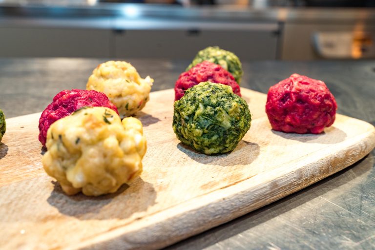 Das Grundrezept für die "Bunten Knödel" stammt von Rebecca Obernosterers Mutter. "Ich habe das Rezept neu interpretiert."