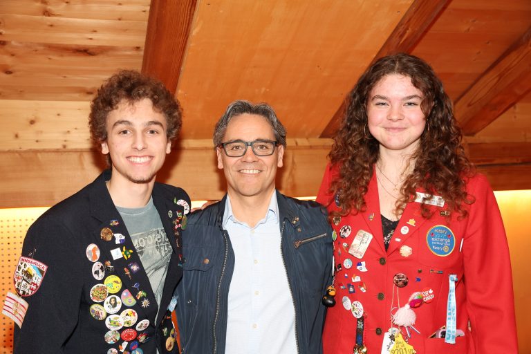 Austauschstudenten Enzo aus Brasilien und Abigail aus Kanada mit Michael Rüscher (Mitte). <span class="copyright">Noger</span>