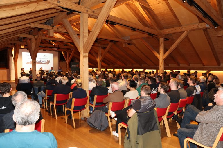 In Schwarzenberg folgten zahlreiche Formel-1-Fans der Einladung zur Diskussion. <span class="copyright">Noger</span>