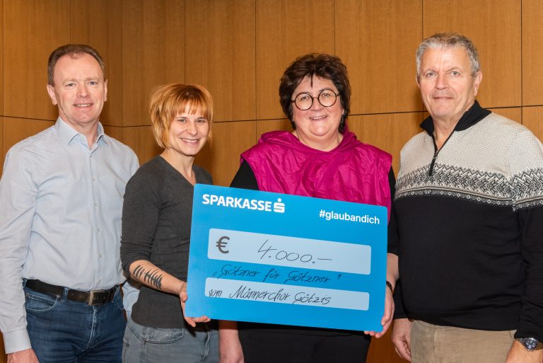 Kurt Friedrichs, Vera Prantl-Stock, Isolde Nachbauer und Gerd Loacker mit dem symbolischen Spendenscheck vom Männerchor Götzis an "Götzner für Götzner". <span class="copyright">Willi Nachbauer</span>