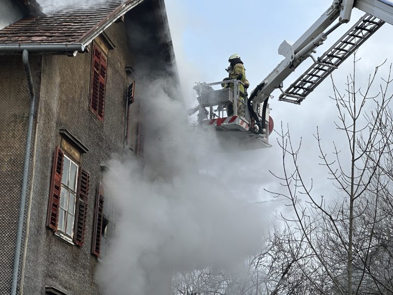 Die Feuerwehr verwendete Atemschutzgeräte und einen Steiger.