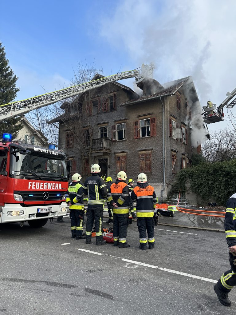 Insgesamt fünf Feuerwehren waren mit den Löscharbeiten beschäftigt. <span class="copyright">vol.at/mayer (3)</span>