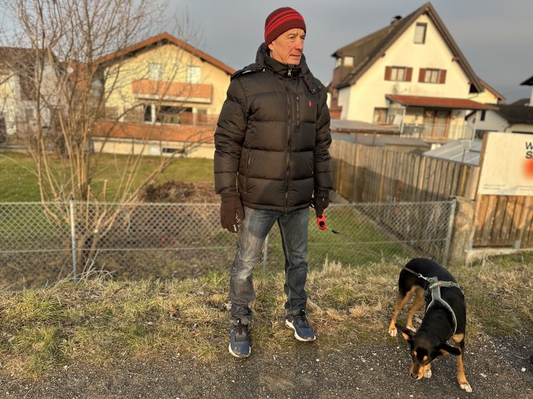 Herbert Mittringer, Anwohner und täglicher Spaziergänger mit seinem Hund, zeigt sich empört.