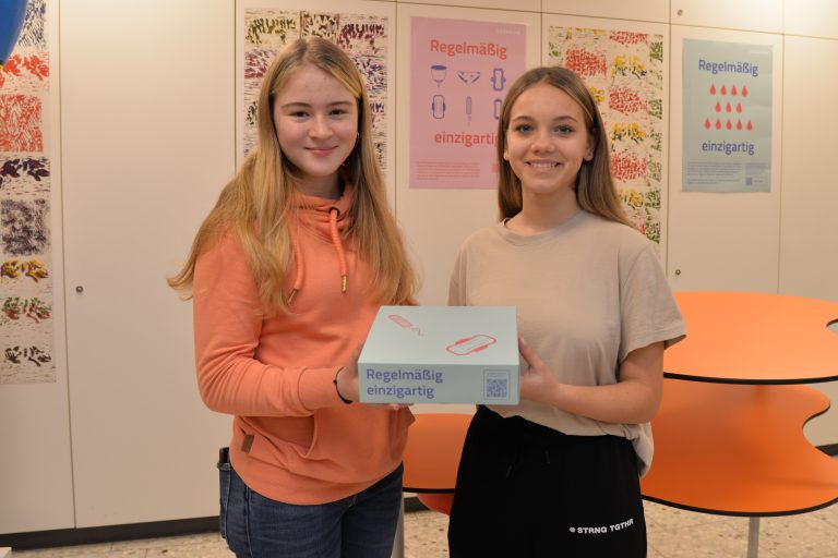 Die Boxen werden in diesen Tagen an die Schulen verteilt.