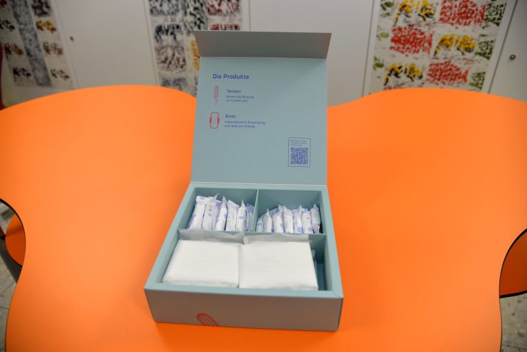 Die speziell entwickelten Monatshygienebox, die in den Schulen zur Verfügung steht.