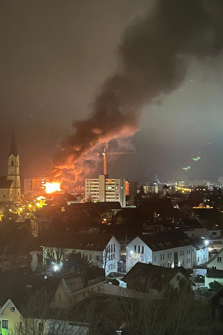 Die Flammen und die Rauchwolke waren weithin sichtbar.