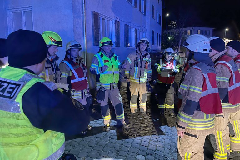 Die Feuerwehr bei der Einsatzbesprechung.