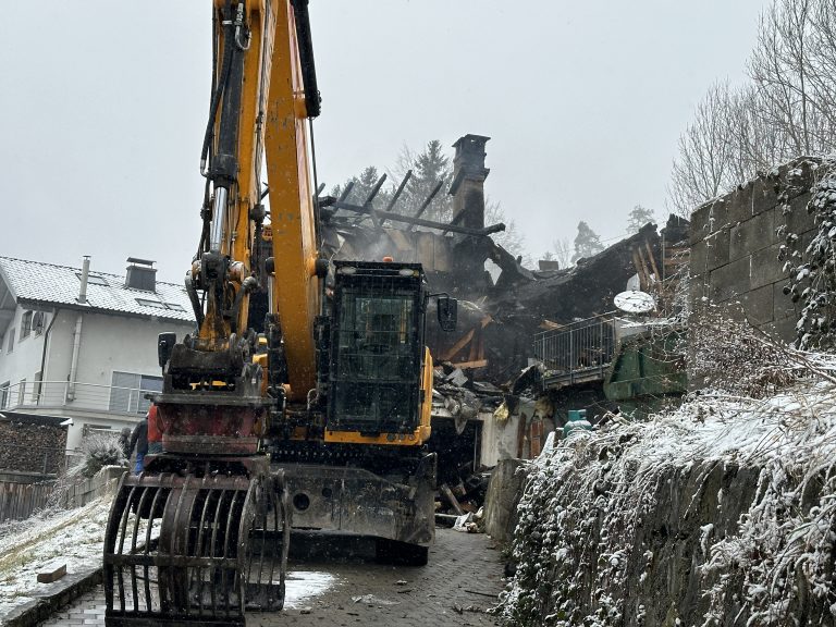 Bei den Abbrucharbeiten wurden auch Bagger eingesetzt. <span class="copyright">vol.at/mayer</span>