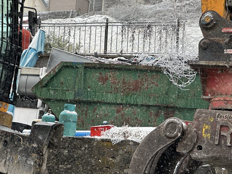 Auch Gasflaschen befanden sich unter dem Brandschutt, der in Container abgefüllt wurde. <span class="copyright">vol.at/Mayer</span>