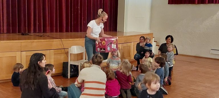 Teddy Eddy besuchte das Vereinshaus Röthis und zog die Kinder sogleich in seinen Bann.