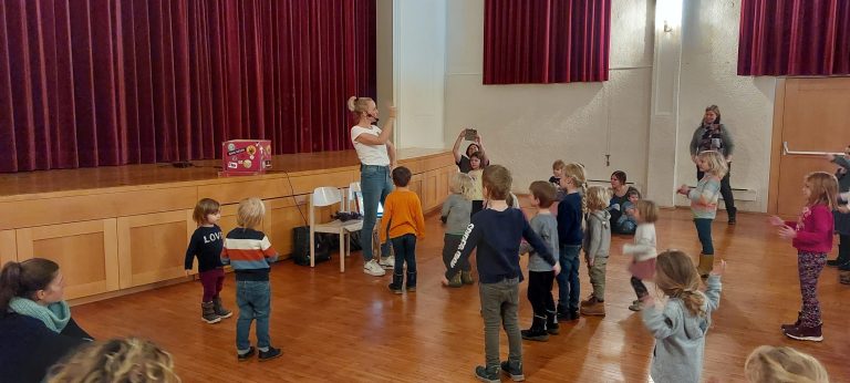 Mit Begeisterung sangen und tanzten die Kinder die Lieder von Teddy Eddy mit.