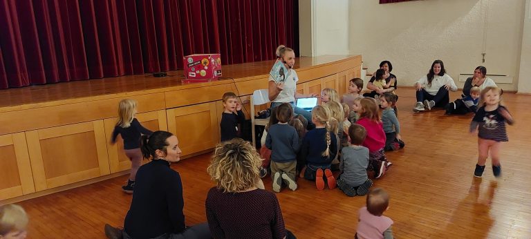Die Kinder freuten sich, mitten im Geschehen der 50-minütigen Mitmachlesung dabei zu sein.