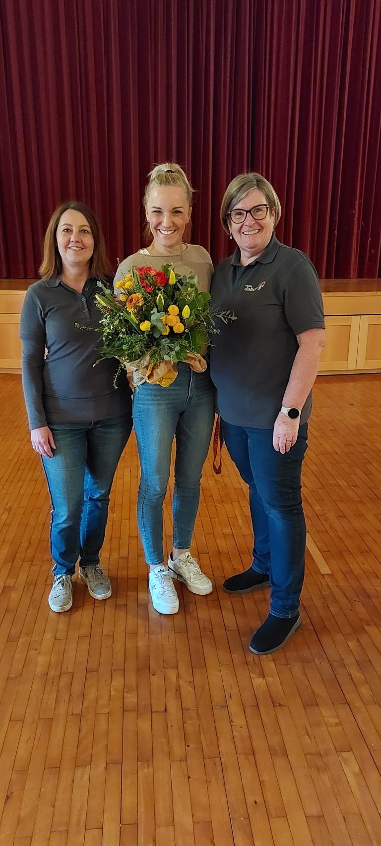 Der Kulturausschuss der Gemeinde dankte Ingrid Hofer mit einem Blumenstrauß.