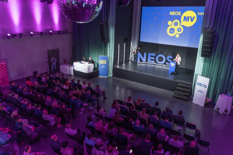Rund 150 Menschen sind nach Rankweil gekommen, 50 weitere wählen online.<span class="copyright"> VN/Stiplovsek</span>