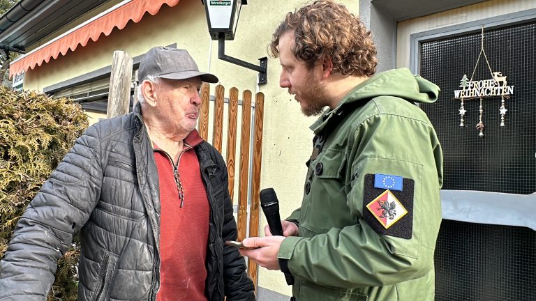 Der 87-jährige Rupert Schlemmer ist einer der wenigen, der das Video noch nicht kannte. <span class="copyright">VOL/Mayer</span>