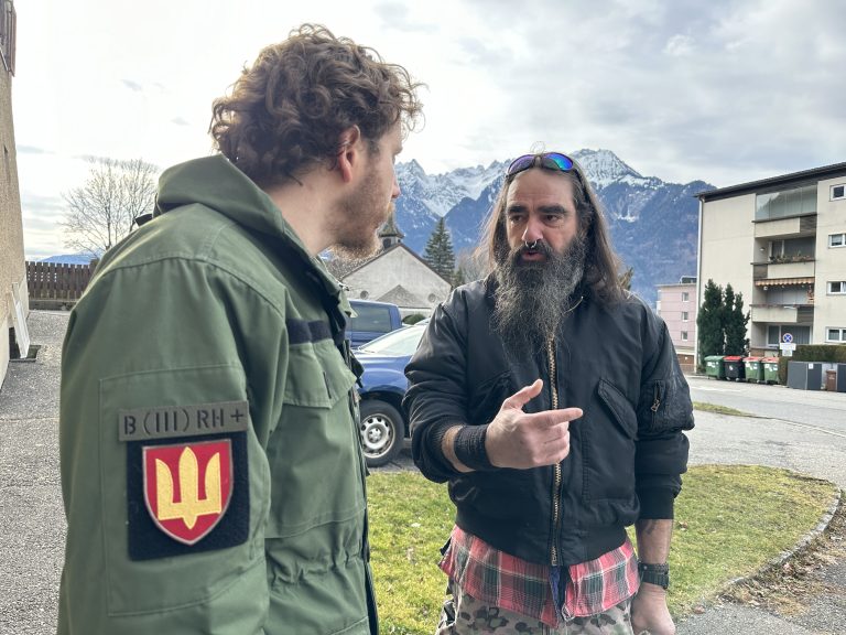 Django will von einem möglichen Problem durch den Wolf nichts wissen. Er verweist auf Corina bei der Tankstelle, sie war in der Nacht auf dem Weg zur Arbeit. <span class="copyright">VOL/Mayer</span>