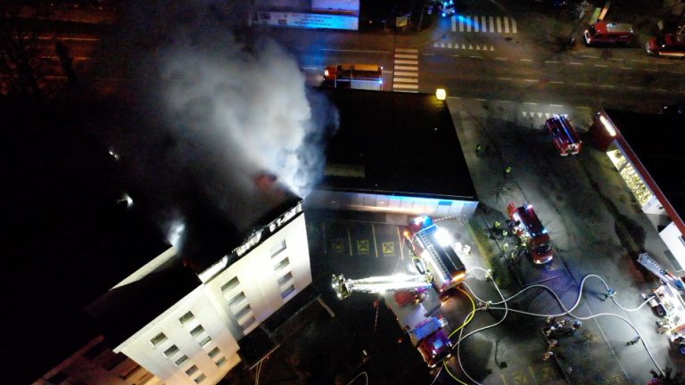 Um 5.30 Uhr geriet die Dachterrasse eines Wohnblocks in Dornbirn Hatlerdorf in Brand.  <span class="copyright">Shourot</span>
