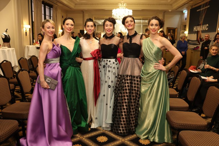 Die Designerinnen fertigen Traumroben für die Opernball-Ballerinas. <span class="copyright">Katharina Schiffl</span>