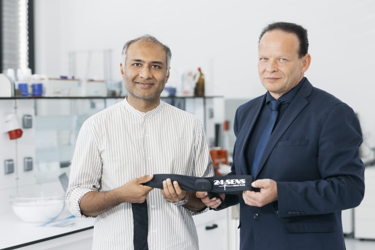Rajat Khare und Günter Grabher mit dem ersten Produkt ihres Start-ups 24sens. Für das Medizinprodukt sehen die beiden Innovatoren große Chancen am Markt. <span class="copyright">FA</span>