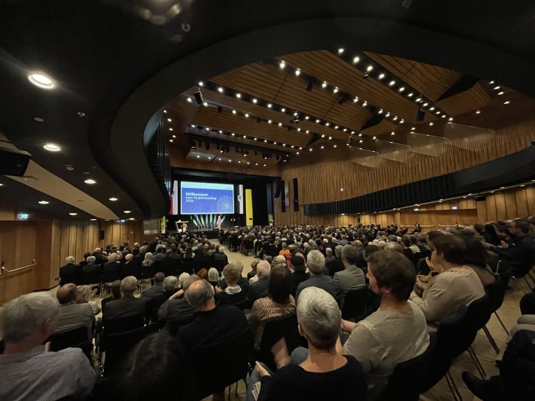 Der große Saal im Montforthaus war bis auf den letzten Platz gefüllt.
