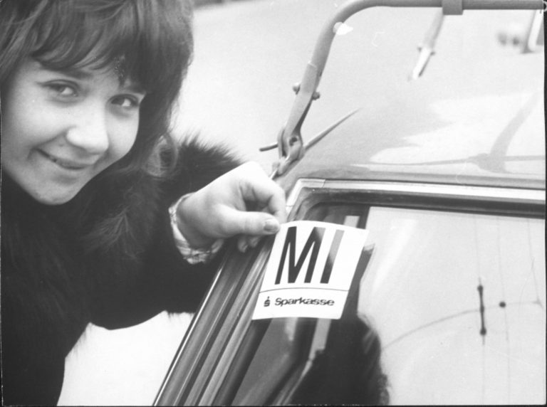 Auf dem Aufkleber war das Kürzel des Wochentags ersichtlich, an dem man nicht mit dem Auto fahren durfte. <span class="copyright">APA</span>