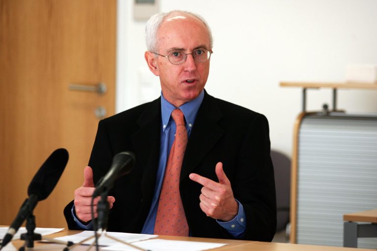Werner Schelling als AMS-Geschäftsführer bei einer Pressekonferenz.  <span class="copyright">VMH</span>
