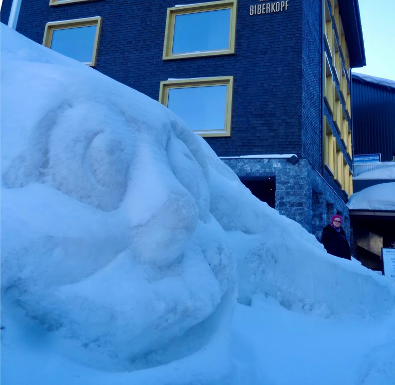 Auch Leni ließ sich für ein Erinnerungsfoto mit der Eisskulptur ablichten.