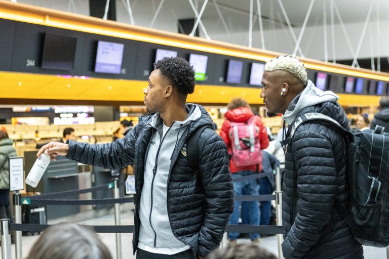 Nosa Edokpolor (links) und Gustavo Santos am Flughafen beim Einchecken.<span class="copyright"> Selina Meier</span>